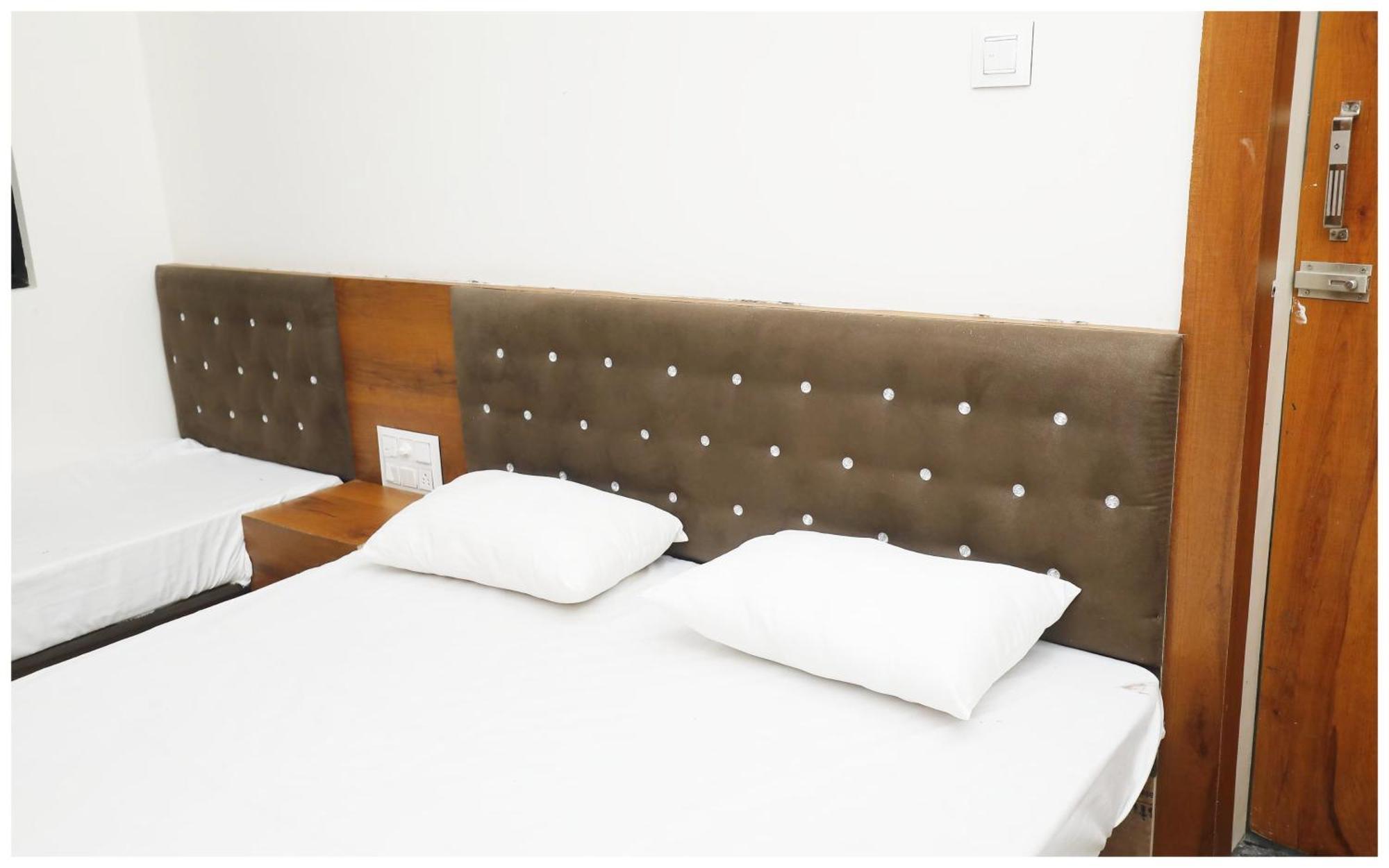 Premium Hotel Ujjain - G A R I M A - Near Mahakal Temple And Rivar - Railway Station - Hygiene & Spacious Room - With Wifi- And Parking Facilities - Best Hotel In 우자인 외부 사진